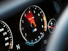 BMW M6 купе 4.4 AT: Комбинация приборов с тахометром