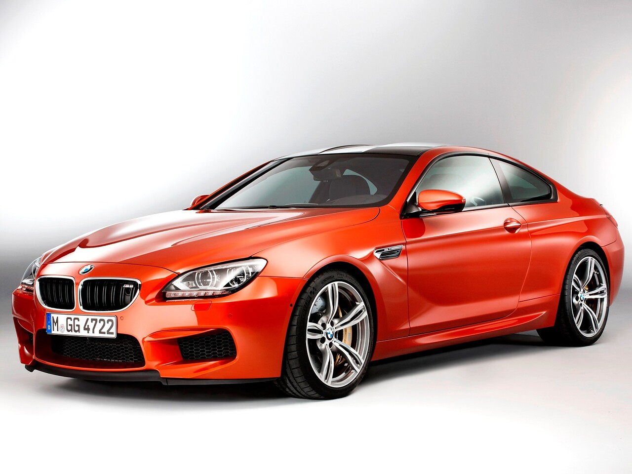 BMW M6 купе 4.4 AT: Оранжевое купе в студии