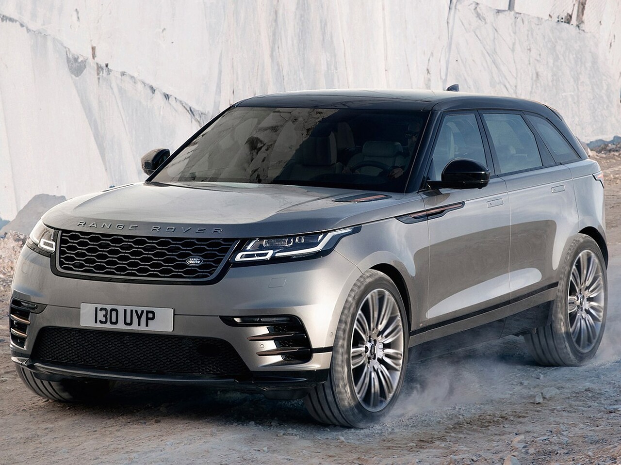 Land Rover Velar (I поколение, 2017 - 2022 г.в.): вид спереди сбоку на фоне гор