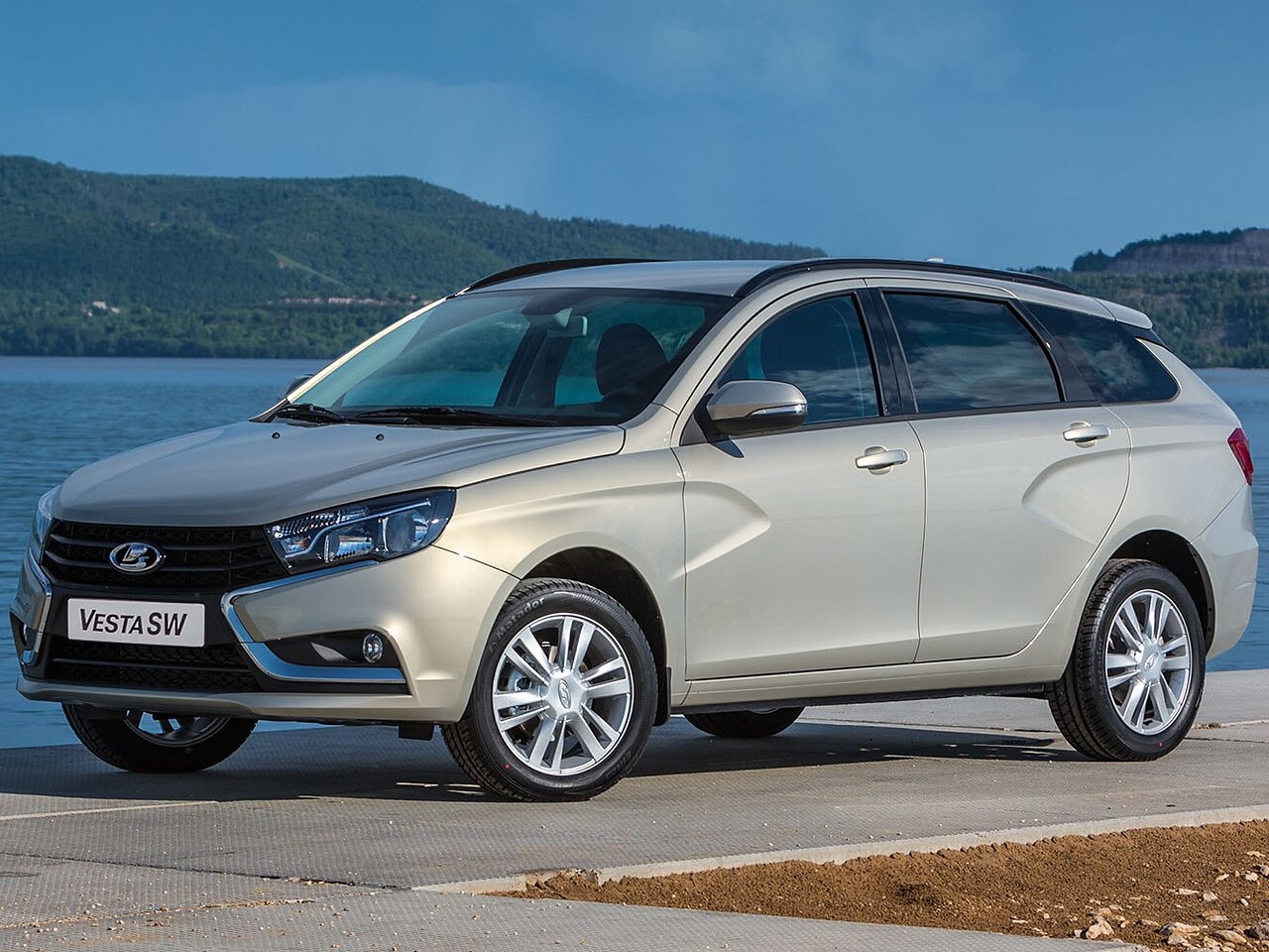 ВАЗ (Lada) Vesta SW 1.6 (113 л.с.) AT Comfort Light: вид спереди сбоку у воды