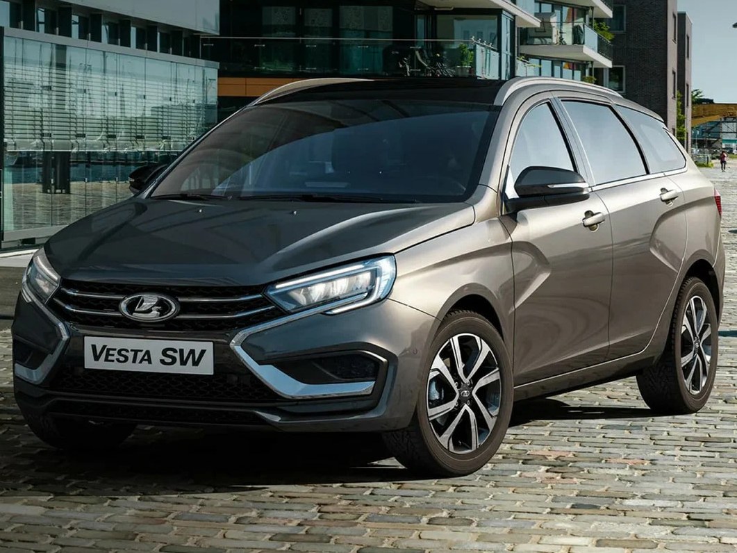 ВАЗ (Lada) Vesta SW 1.6 (118 л.с.) MT Sportline24: вид спереди сбоку у здания