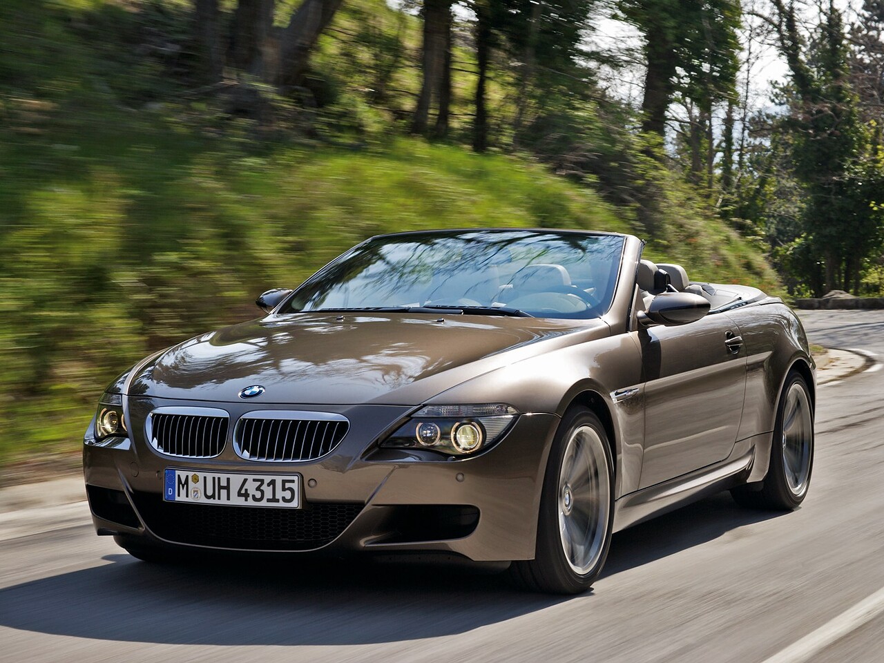 BMW M6 кабриолет 5.0 V10 AT: Кабриолет на горной извилистой дороге