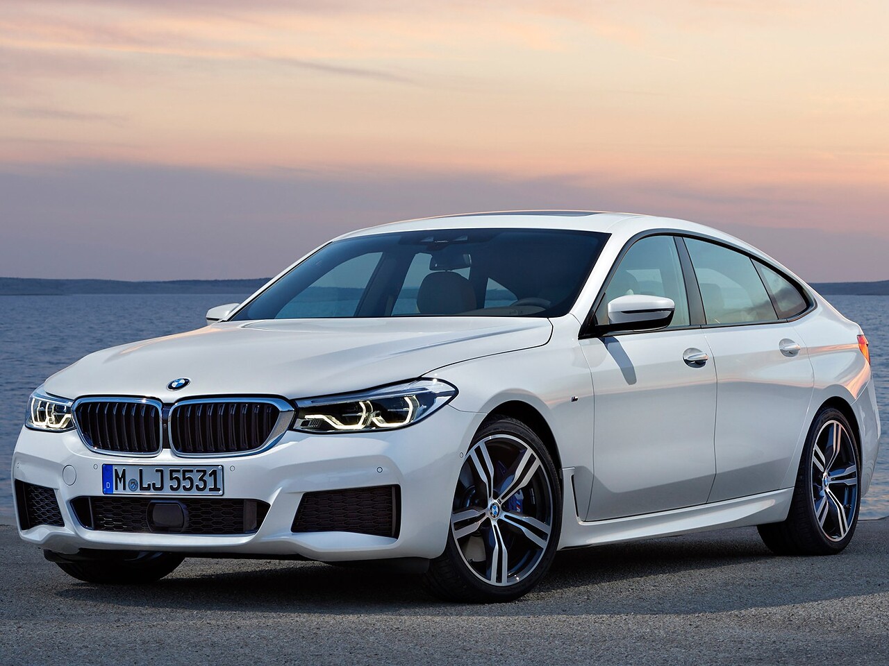BMW 6 серия Гран Туризмо лифтбек 3.0 xDrive AT Base (640d): вид спереди сбоку у воды