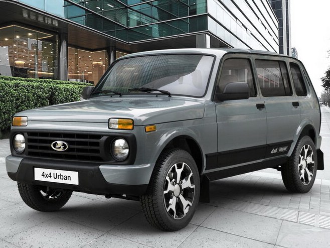 ВАЗ (Lada) 4x4 Urban 5-дв (I поколение рестайлинг, 2019 - 2021 г.в.): вид спереди сбоку у здания