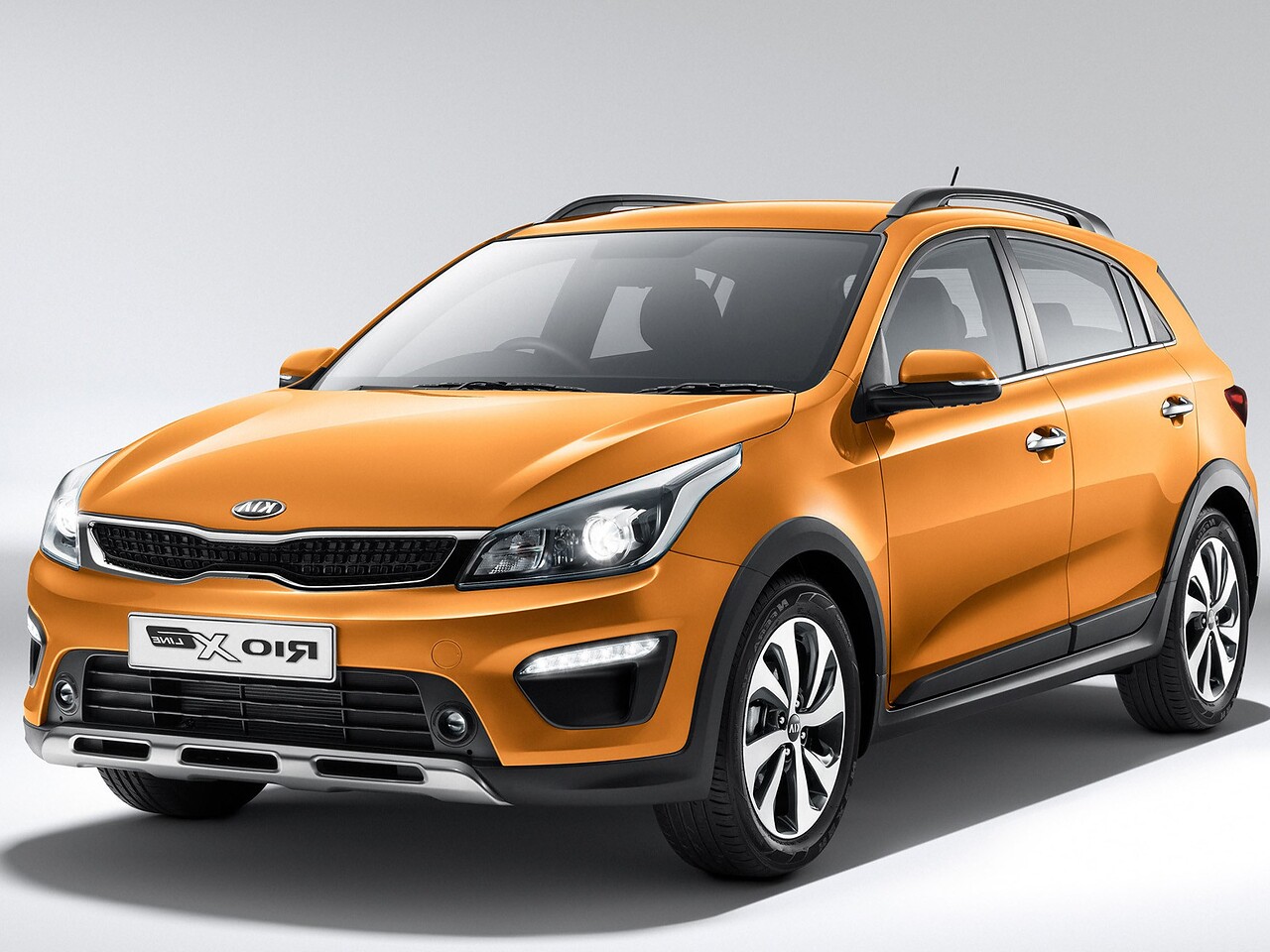 KIA Rio X-Line хэтчбек 5-дв. 1.6 AT Prestige: вид спереди сбоку