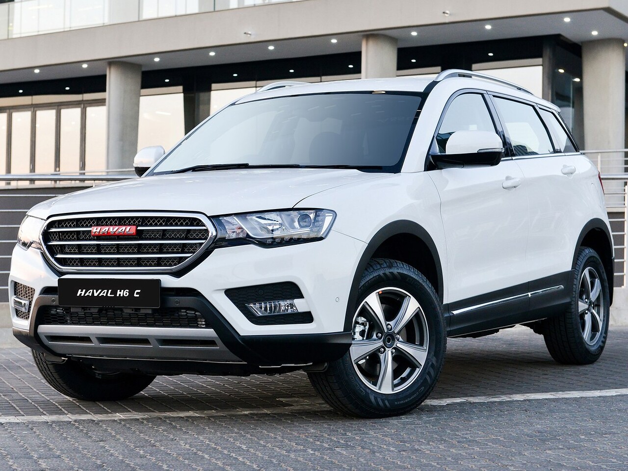 Haval H6 Coupe (I поколение, 2017 - 2019 г.в.): вид спереди сбоку у здания