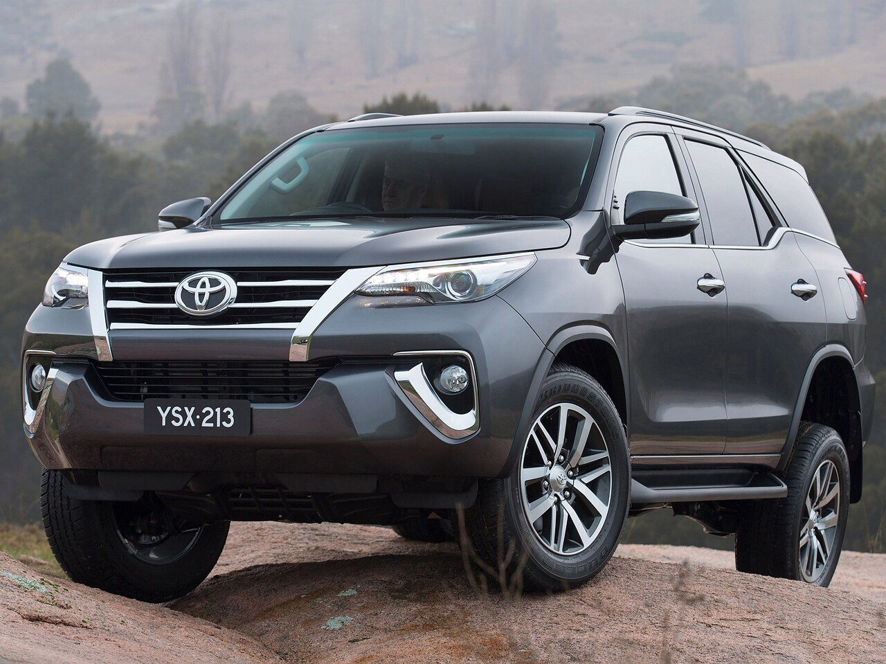 Toyota Fortuner внедорожник 2.7 MT Стандарт: вид спереди сбоку