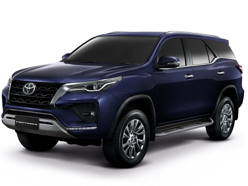 Toyota Fortuner внедорожник (II поколение рестайлинг, 2020 - 2022 г.в.): вид спереди сбоку