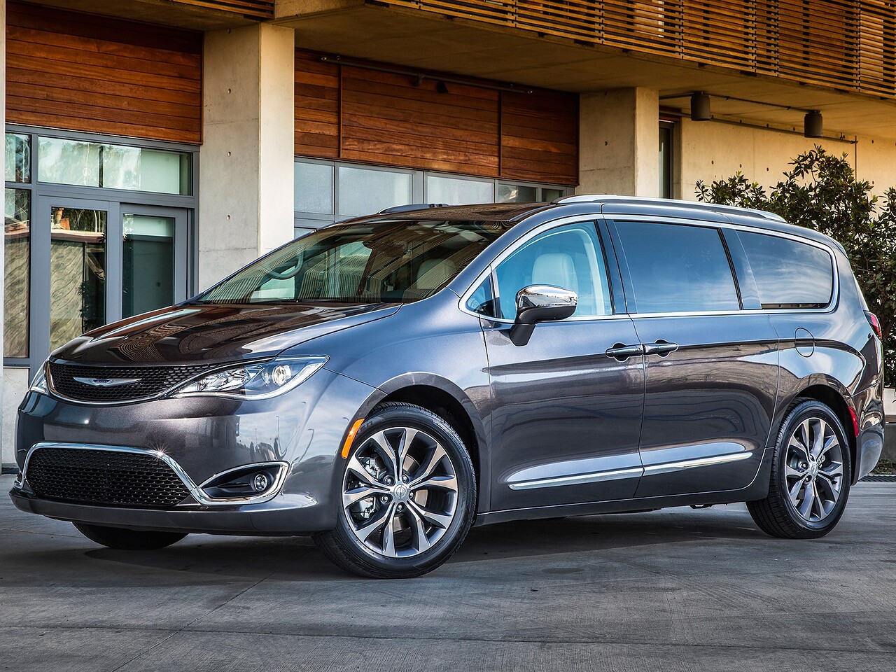 Chrysler Pacifica (II поколение, 2017 - 2020 г.в.): вид спереди сбоку у здания
