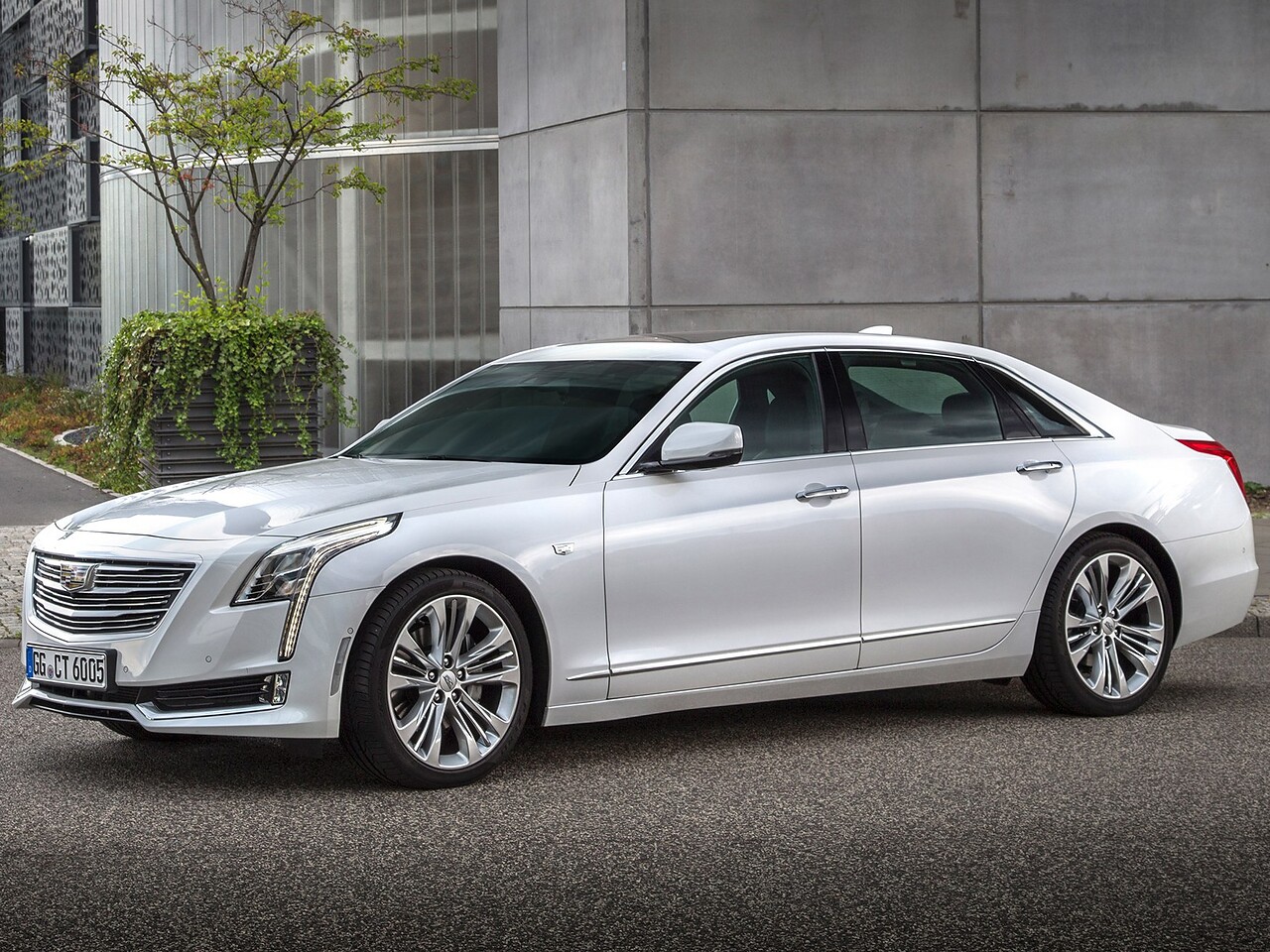 Cadillac CT6 (I поколение, 2016 - 2019 г.в.): вид сбоку у здания