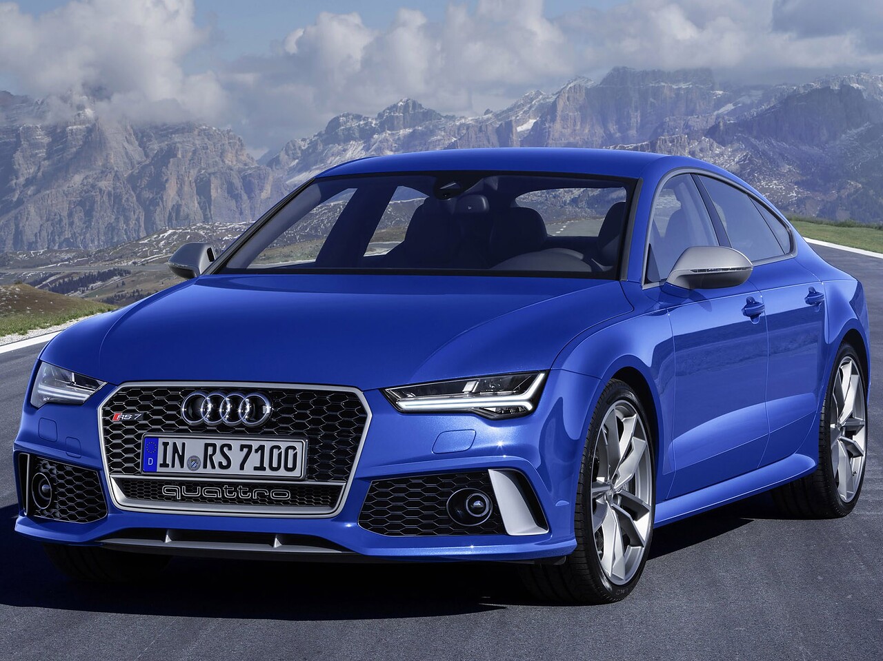 Audi RS7 лифтбек (I поколение рестайлинг, 2014 - 2018 г.в.): вид спереди сбоку у гор