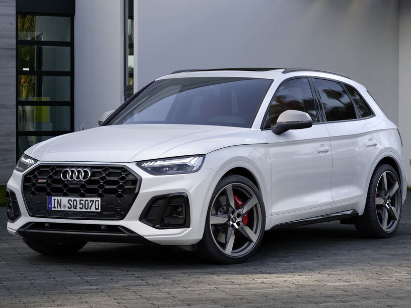 Audi SQ5 (II поколение рестайлинг, 2020 - 2022 г.в.): вид спереди сбоку у здания