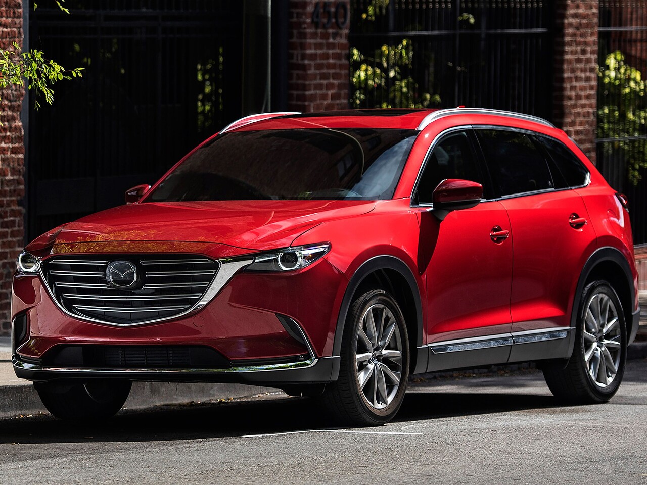 Mazda CX-9 (II поколение, 2016 - 2021 г.в.): вид спереди сбоку