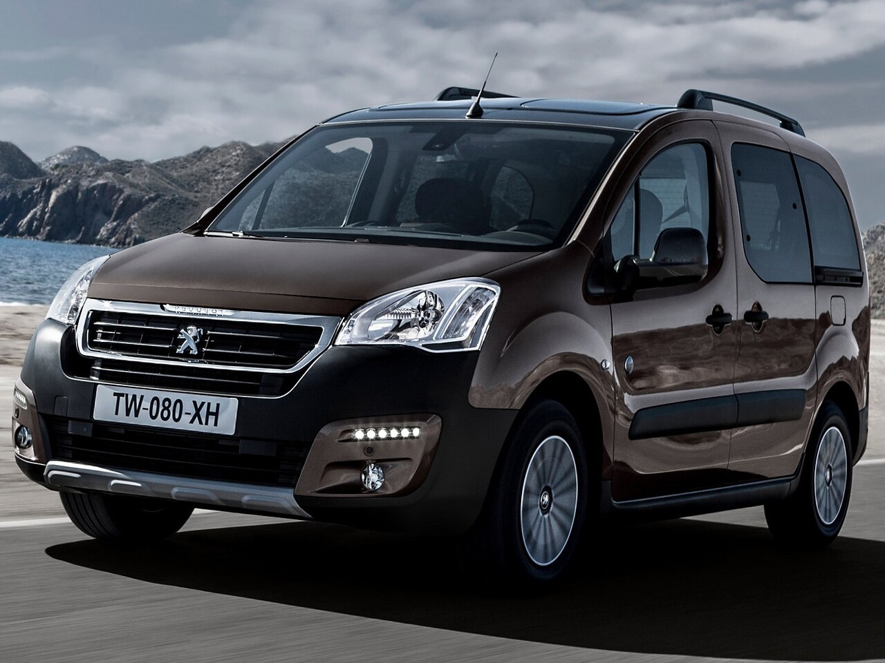 Peugeot Partner (II поколение рестайлинг, 2015 - 2022 г.в.): вид спереди сбоку у воды