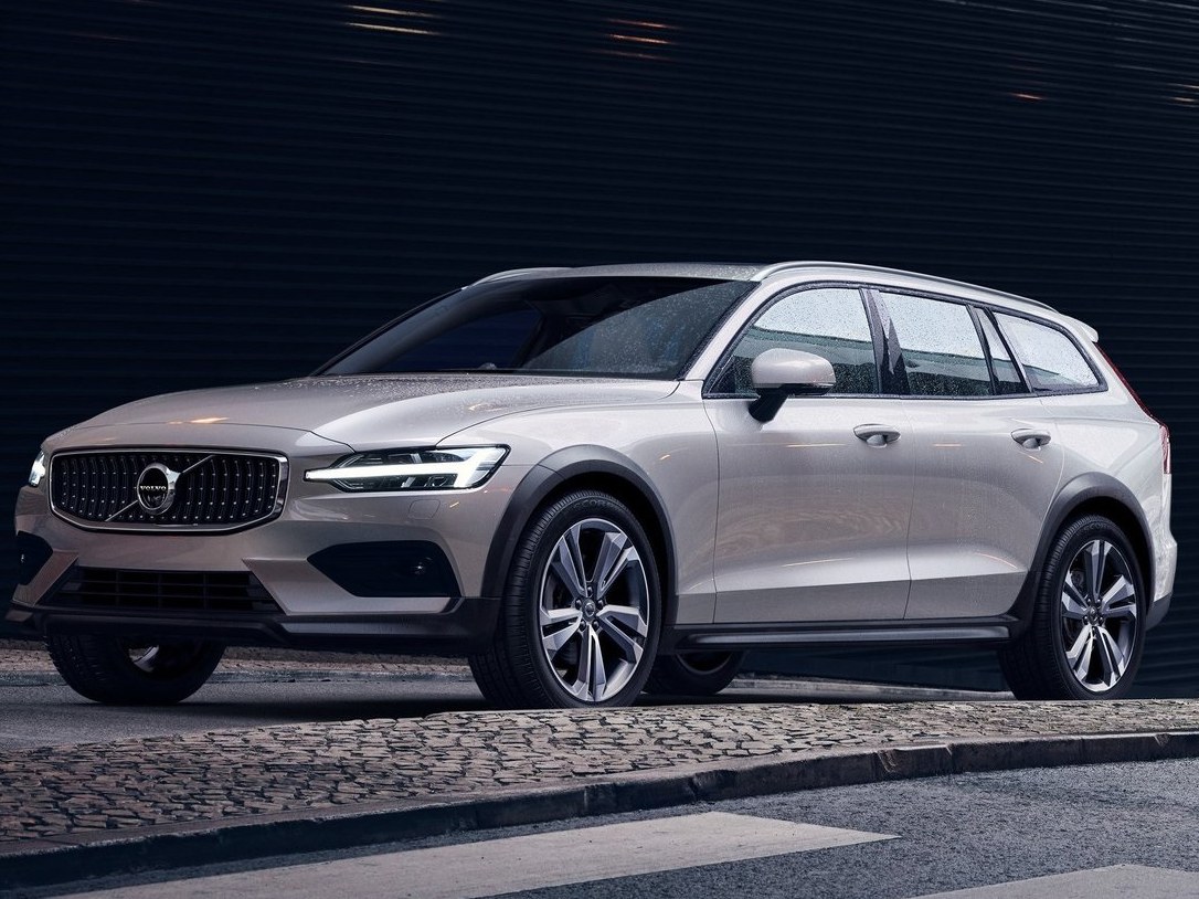 Volvo V60 Cross Country универсал (II поколение, 2018 - 2022 г.в.): вид спереди сбоку на мощеной улице