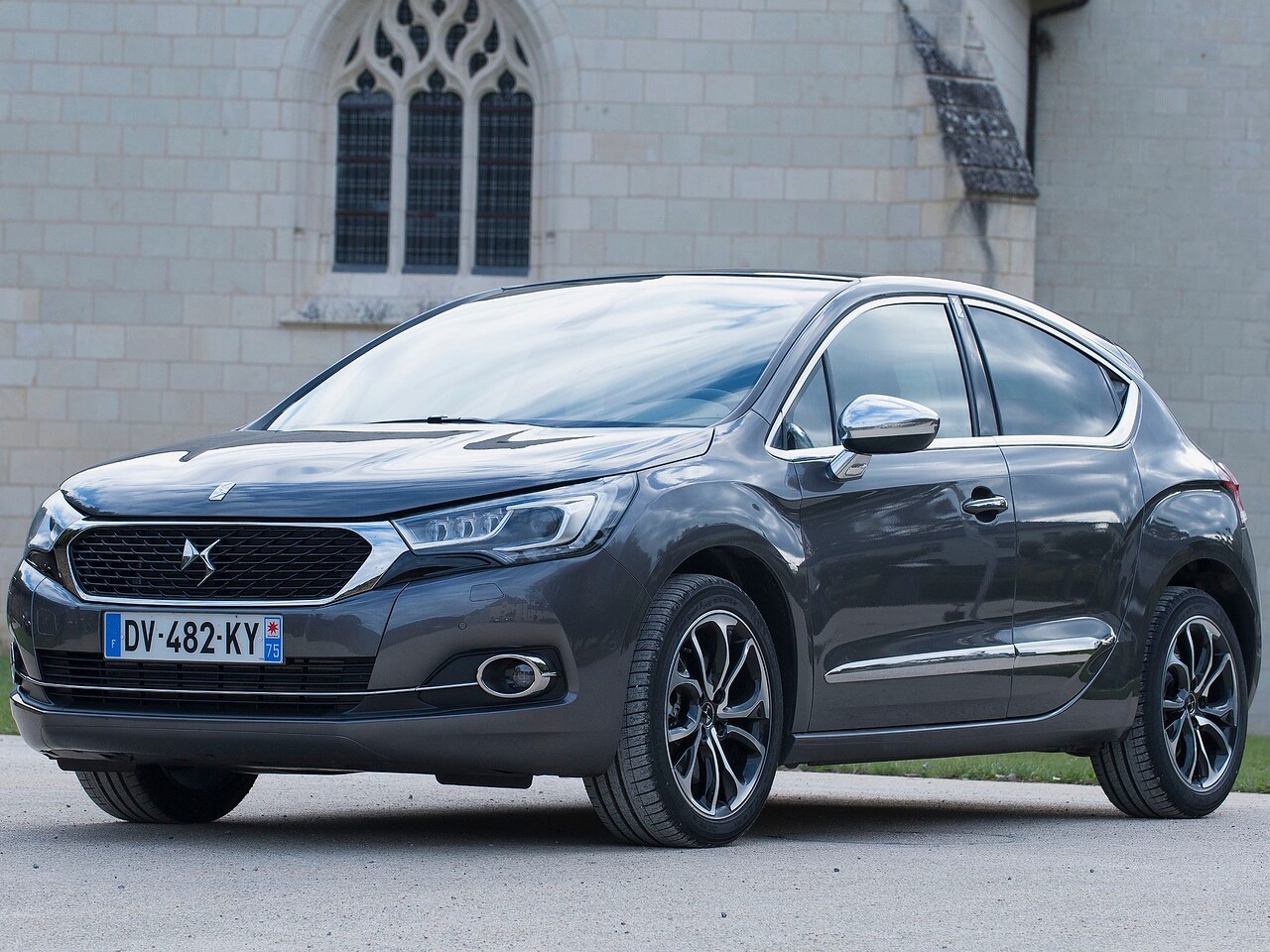 DS DS 4 1.6 HDi AT Be Chic: вид спереди сбоку у здания
