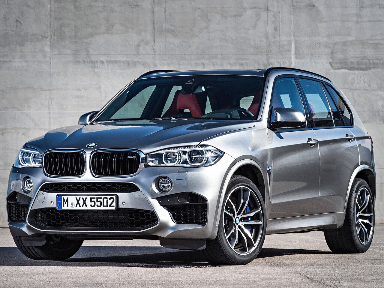 BMW X5 M (F15, 2014 - 2018 г.в.): Кроссовер у бетонной стены