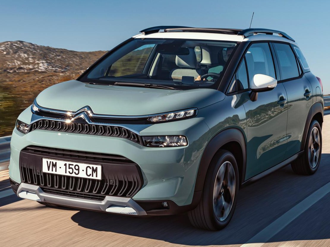 Citroen C3 Aircross: вид спереди сбоку на дороге
