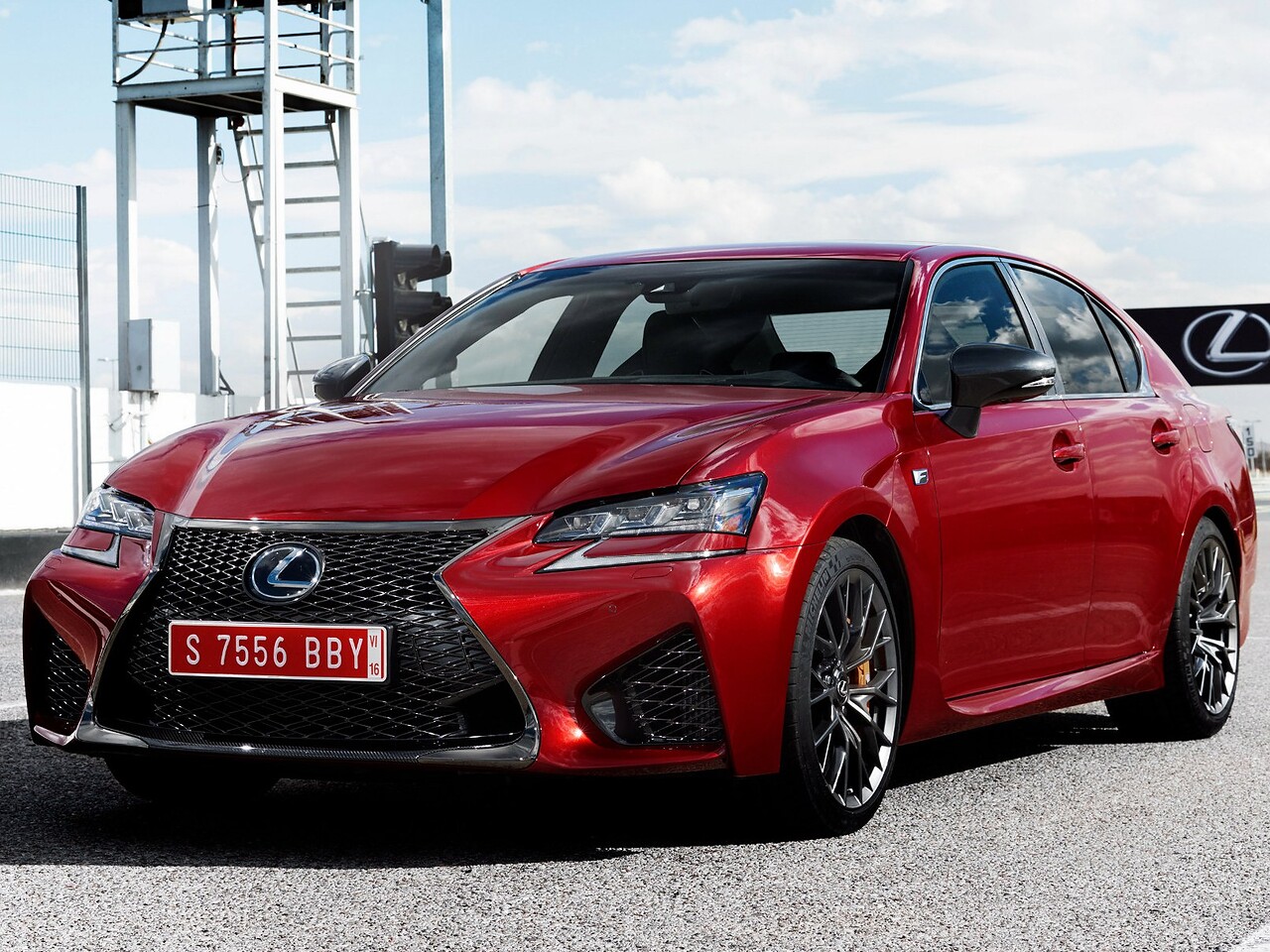 Lexus GS F (I поколение, 2016 - 2018 г.в.): вид спереди сбоку на треке
