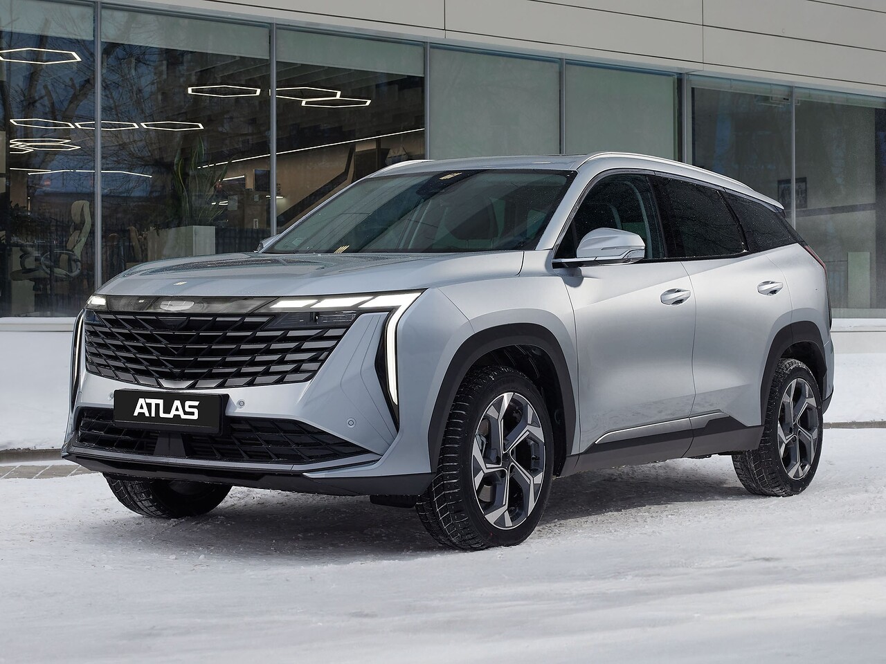 Geely Atlas: вид спереди сбоку на снегу