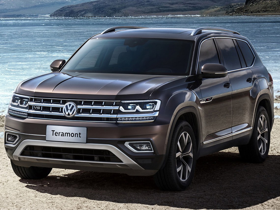 Volkswagen Teramont (I поколение, 2017 - 2020 г.в.): вид спереди сбоку у воды