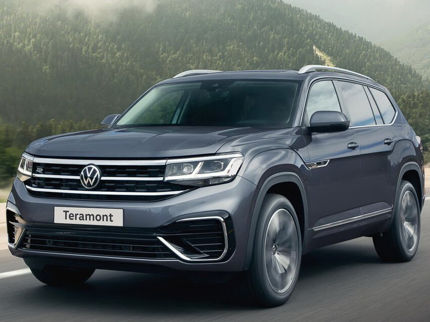 Volkswagen Teramont 2.0 4x4 AT Status: вид спереди сбоку на дороге