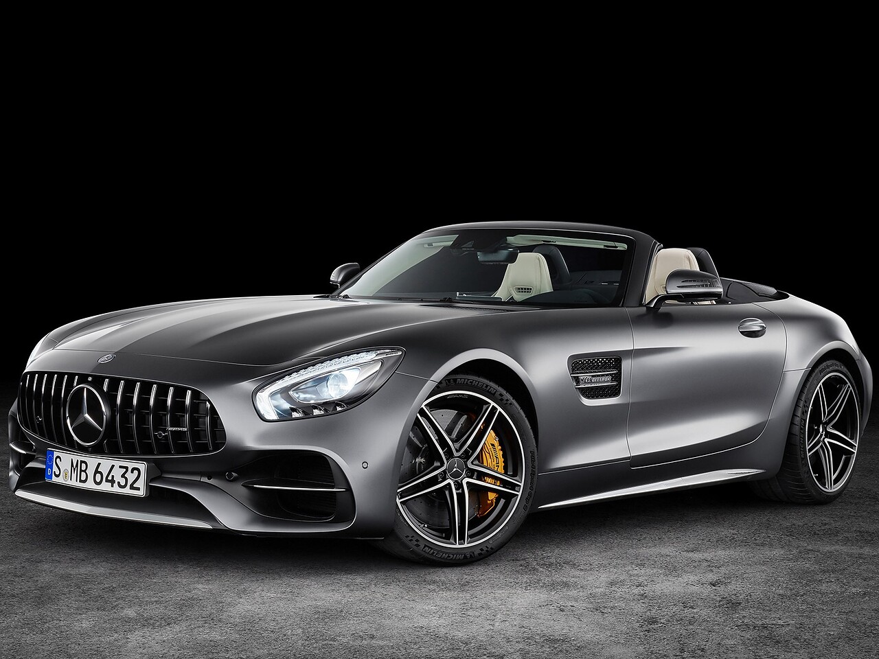 Mercedes-Benz AMG GT родстер 4.0 AT AMG GT S: вид спереди сбоку