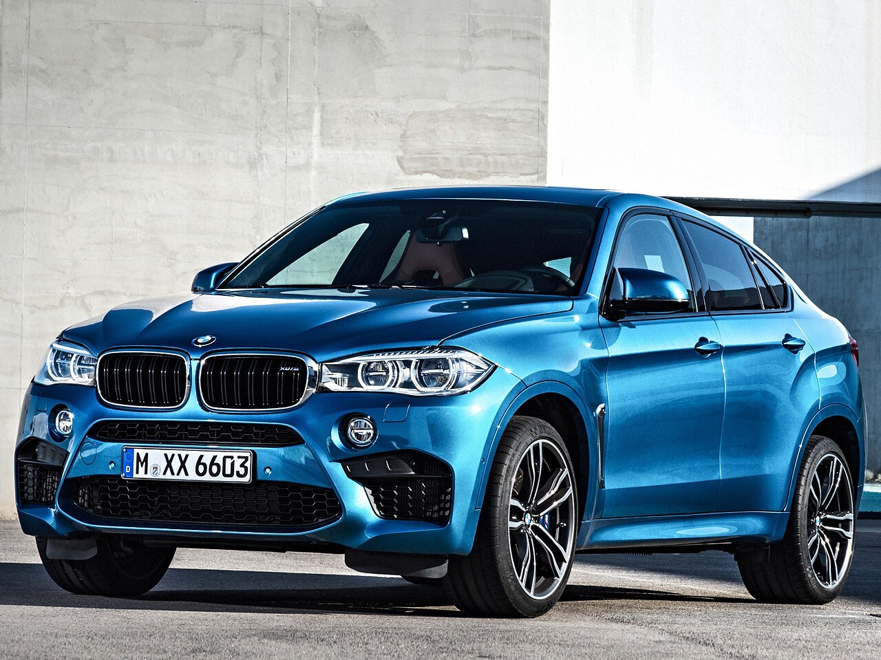 BMW X6 M (F86, 2014 - 2019 г.в.): Кроссовер у бетонной стены