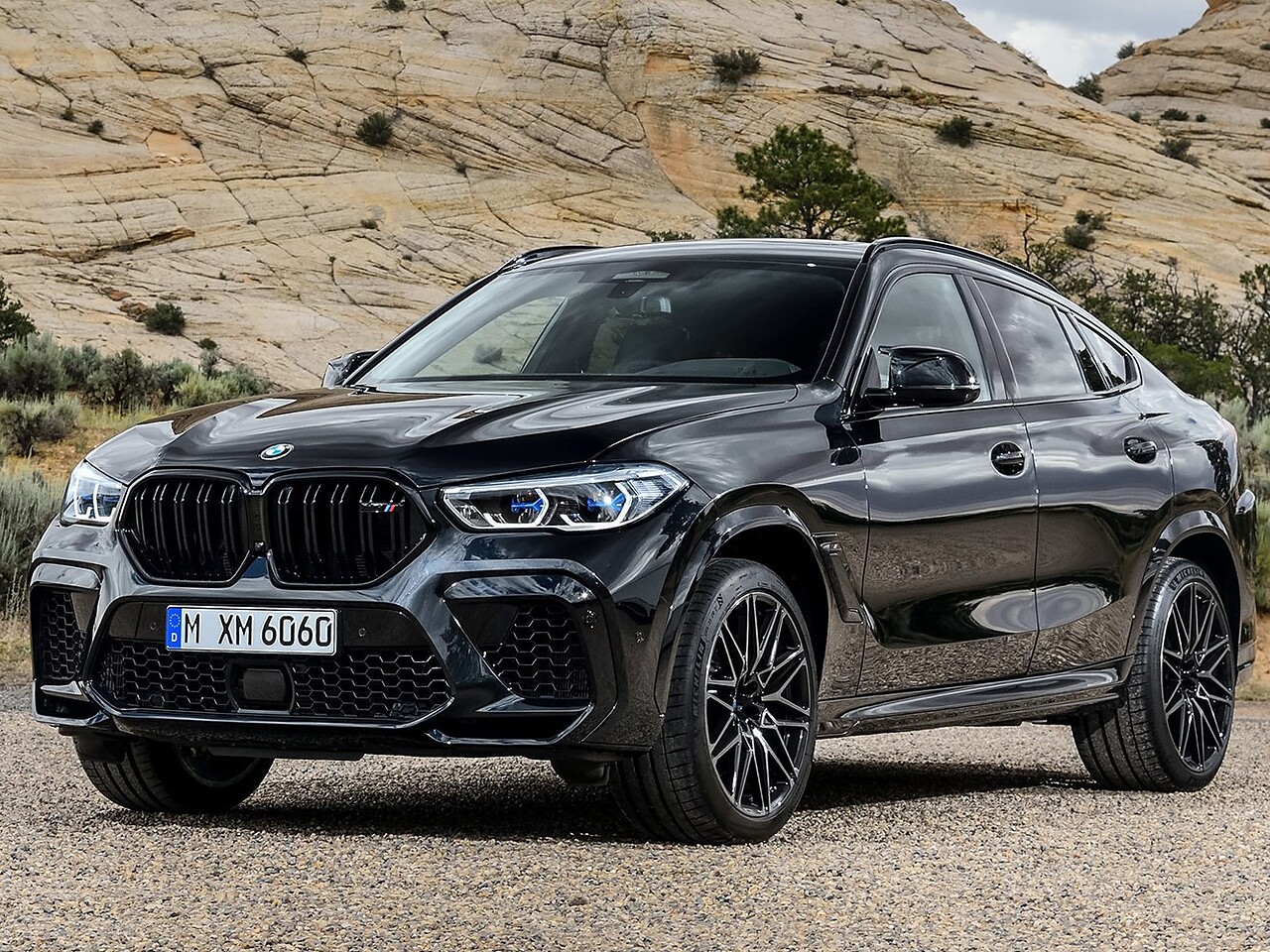 BMW X6 M (F96, 2019 - 2022 г.в.): Кроссовер на гравии у скал