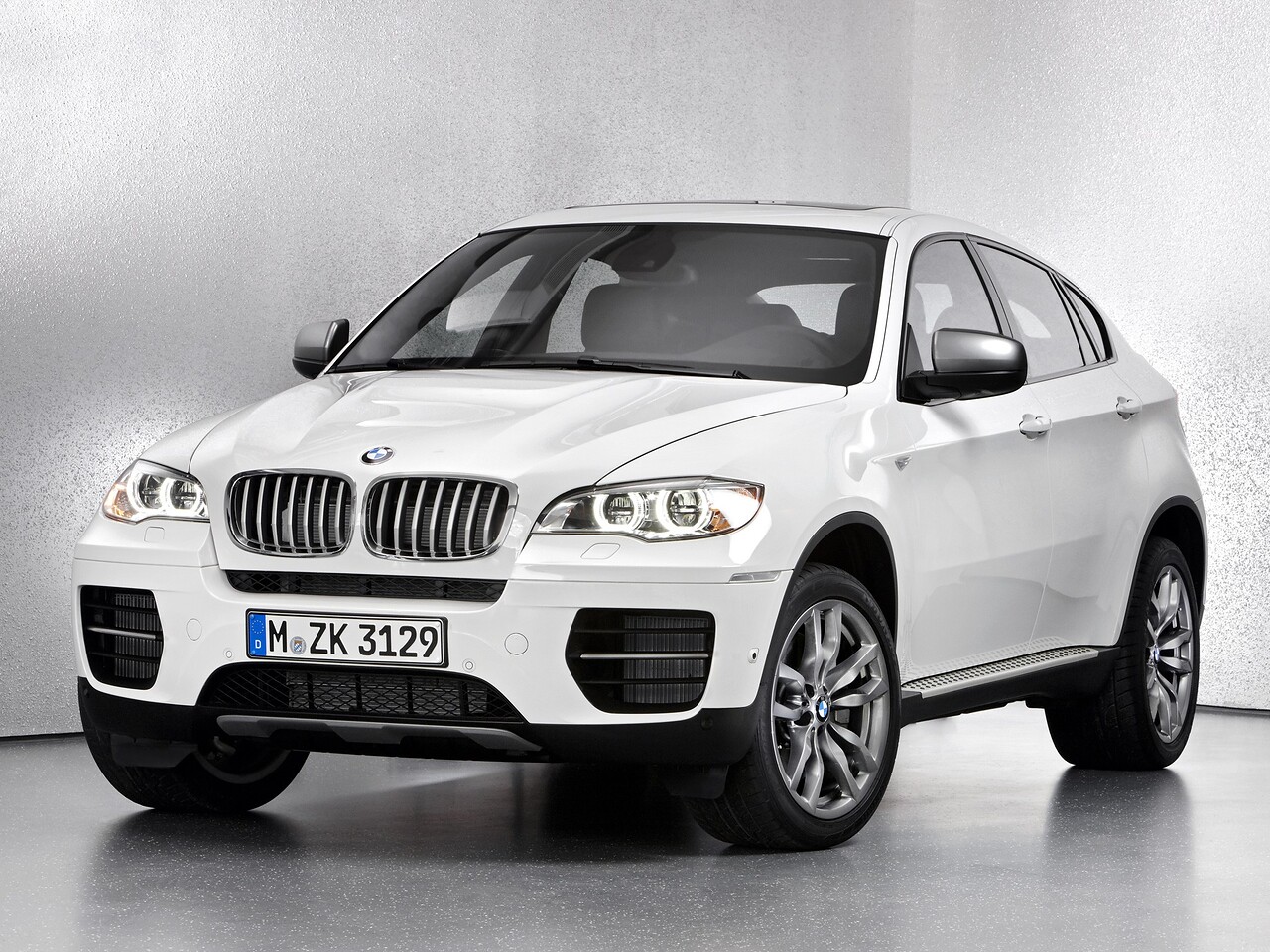 BMW X6 M (E71 рестайлинг, 2012 - 2014 г.в.): Кроссовер в студии