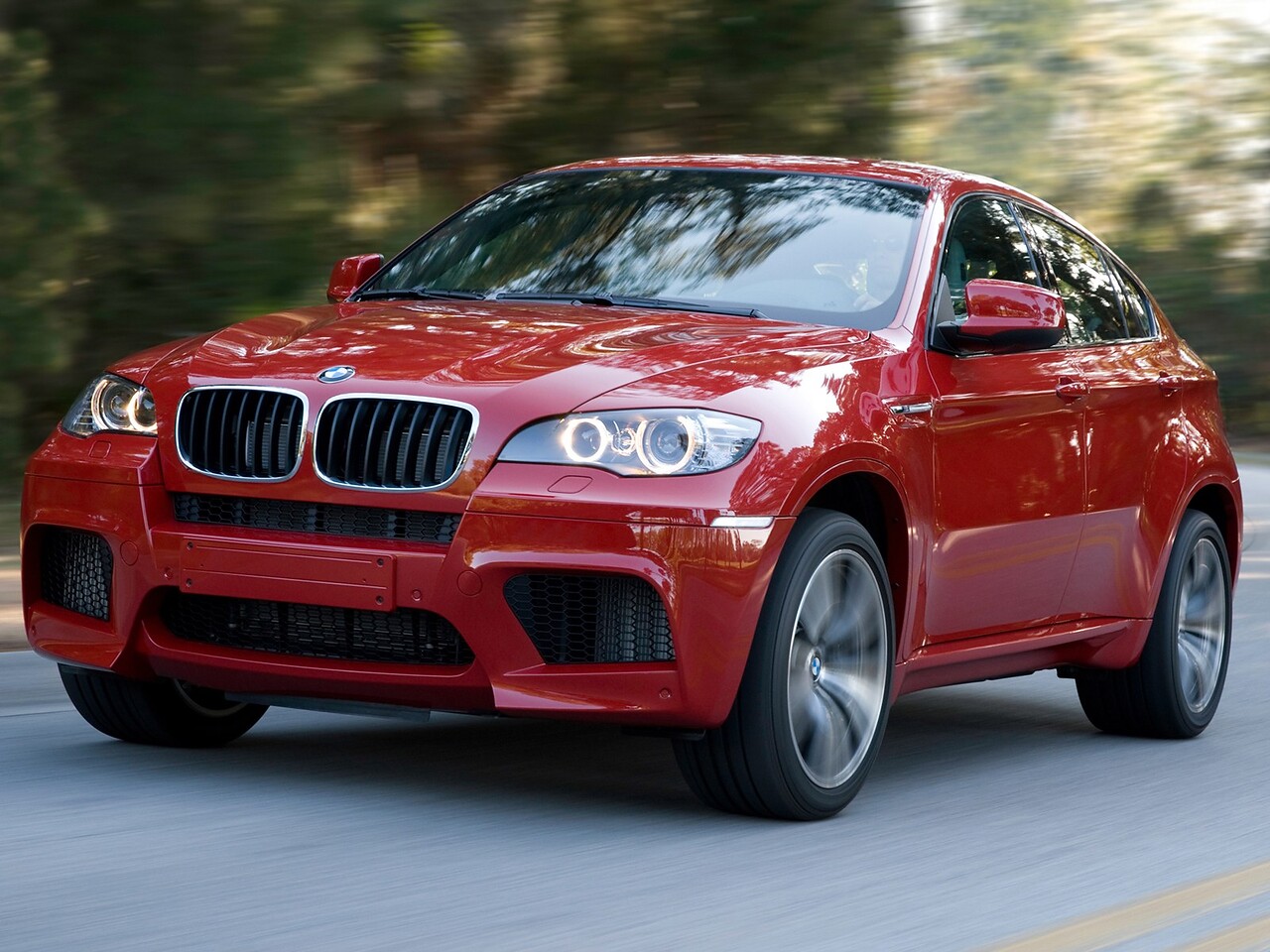 BMW X6 M (E71, 2009 - 2011 г.в.): Кроссовер в движении по дороге