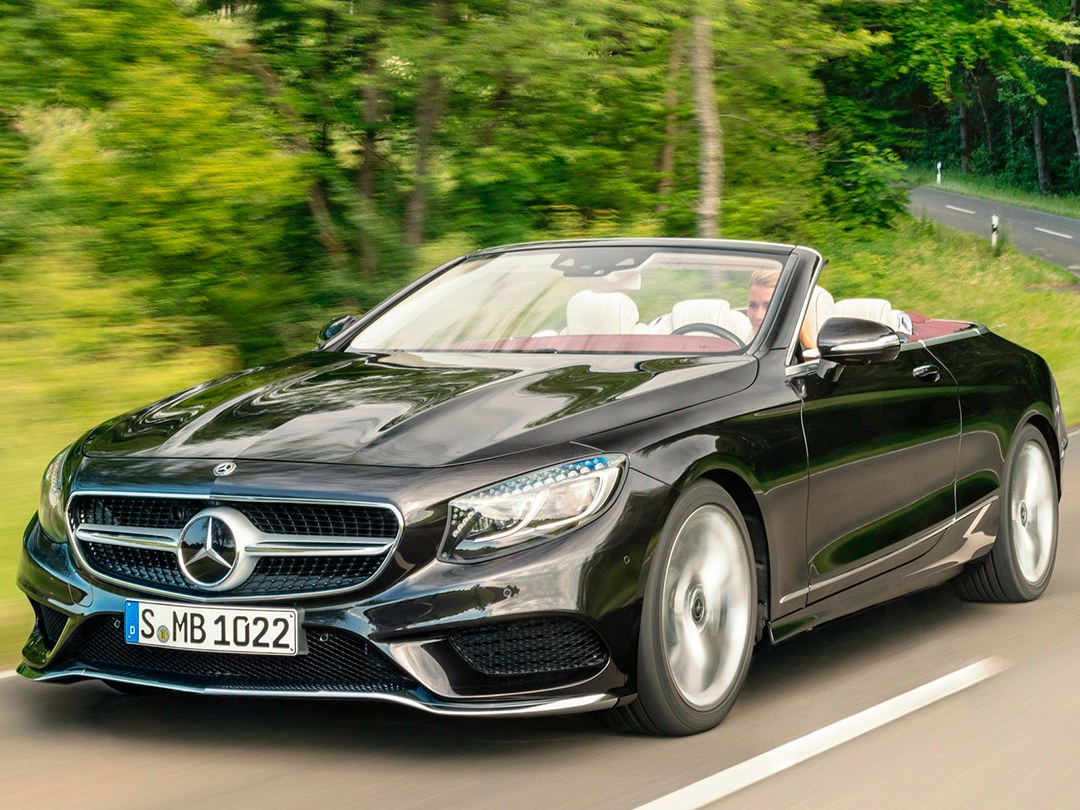 Mercedes-Benz S-Класс кабриолет 4.0 4MATIC+ AT AMG S63: вид спереди сбоку на дороге