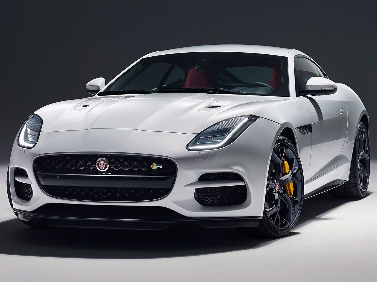 Jaguar F-Type купе (I поколение рестайлинг, 2017 - 2019 г.в.): вид спереди сбоку