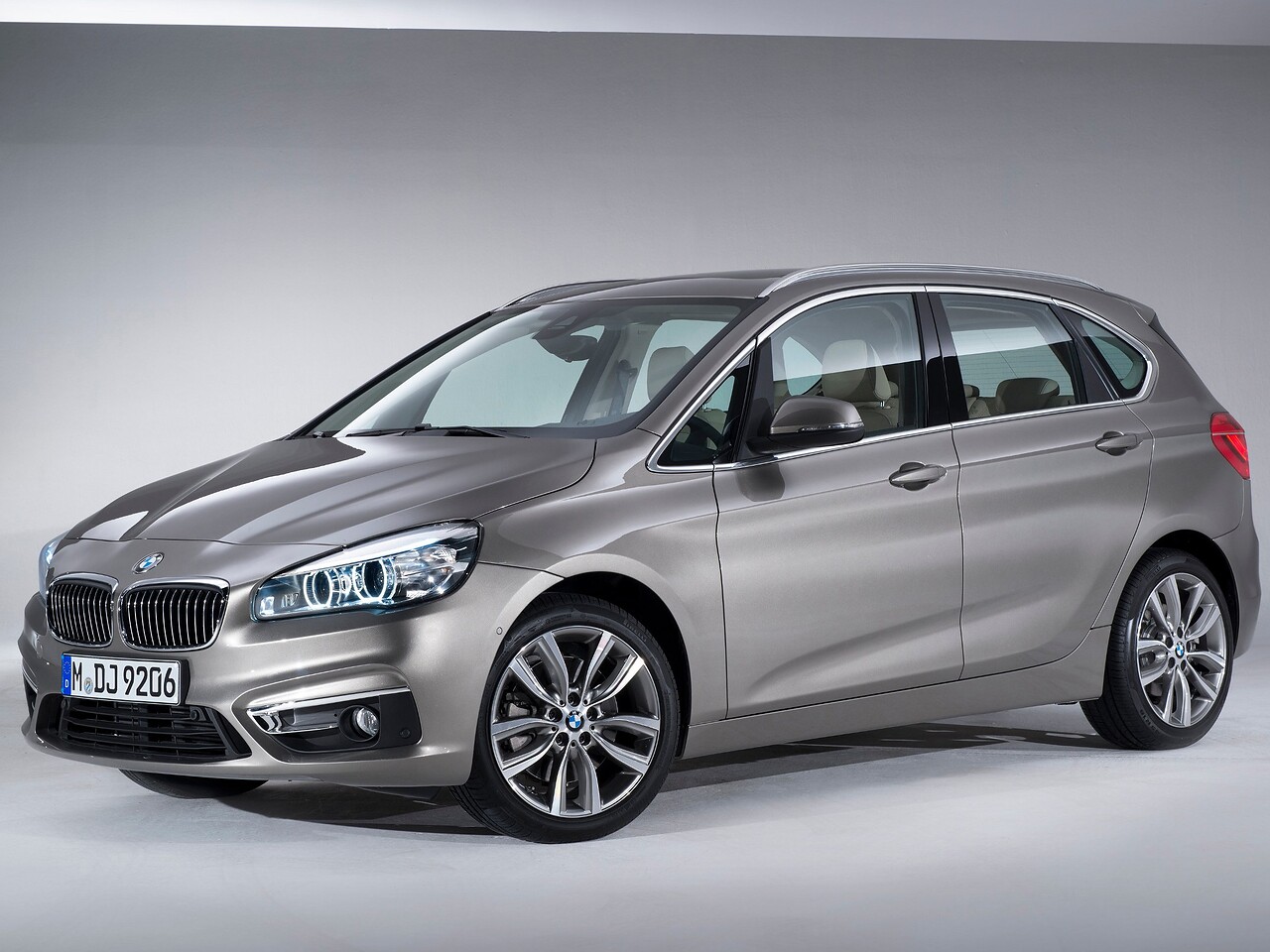 BMW 2 Active Tourer (F45, 2014 - 2018 г.в.): вид спереди сбоку