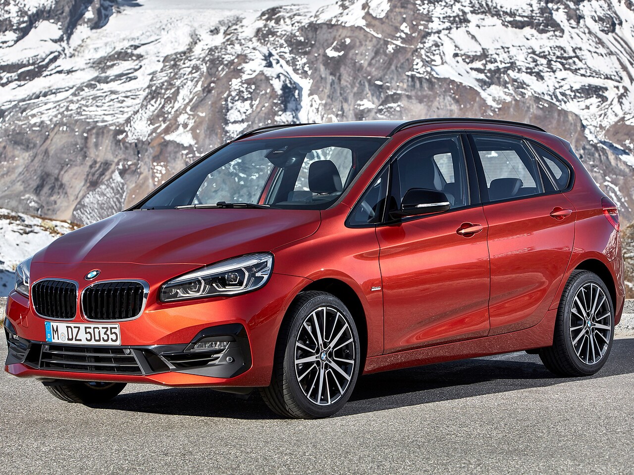 BMW 2 Active Tourer 1.5 AT M Sport: вид спереди сбоку в горах