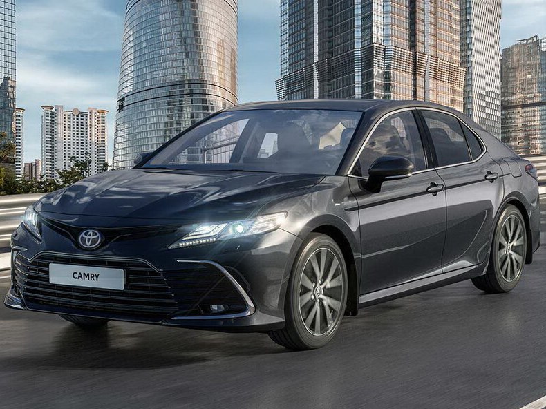 Toyota Camry 2.5 AT Классик: вид спереди сбоку у здания