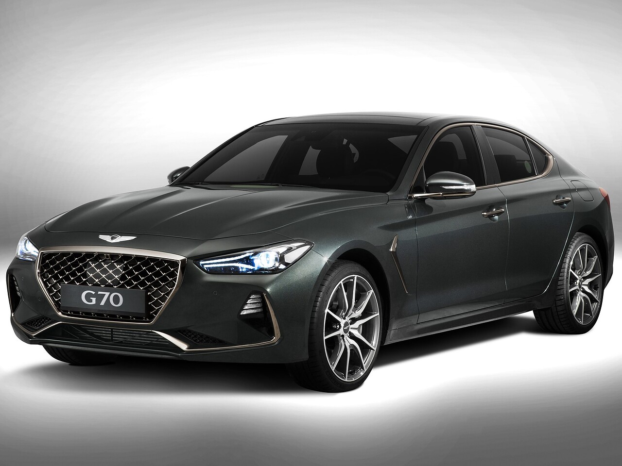 Genesis G70 седан (I поколение, 2017 - 2021 г.в.): вид спереди сбоку