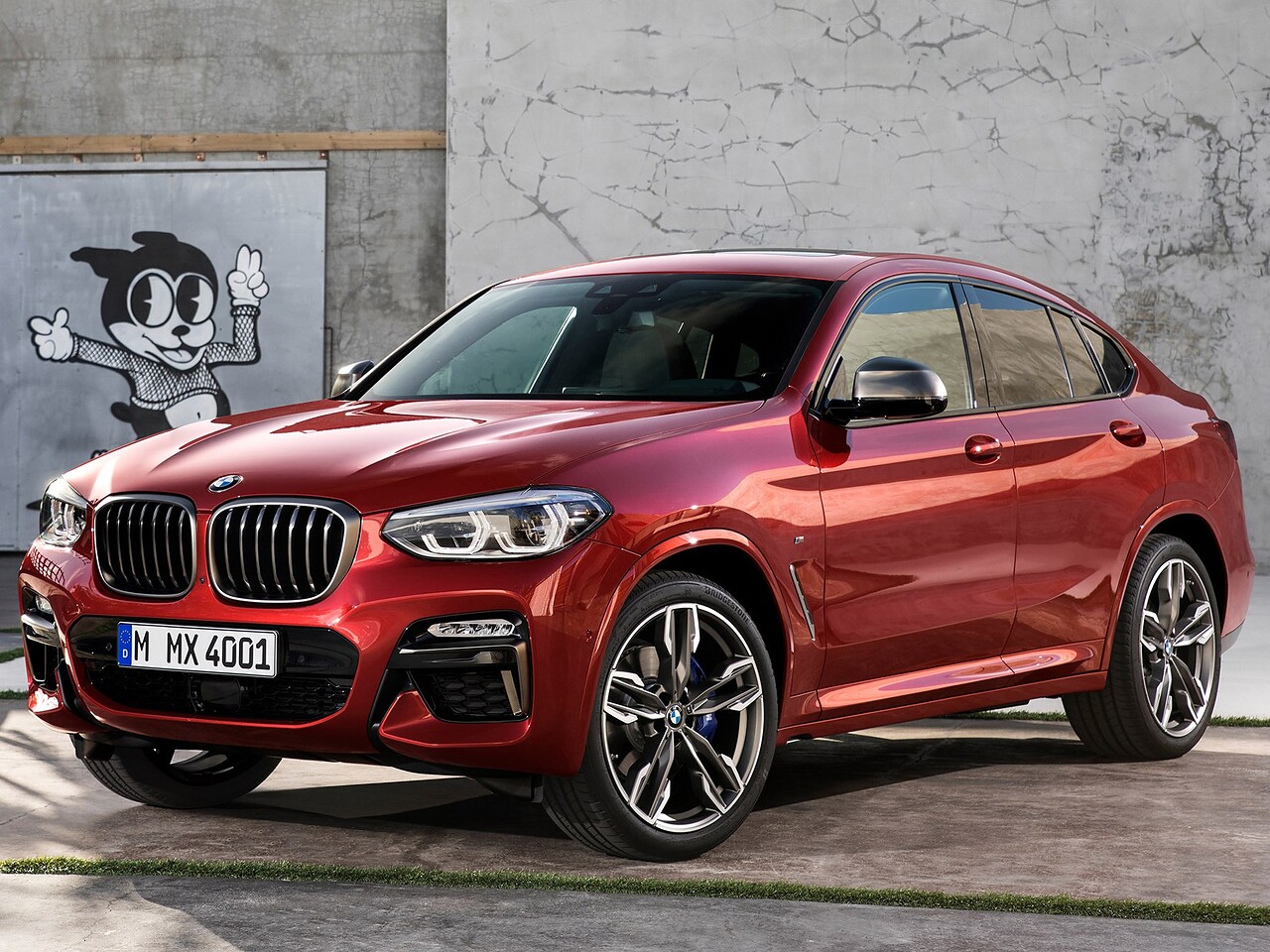 BMW X4 3.0 xDrive AT M Special (M40i): вид спереди сбоку у здания
