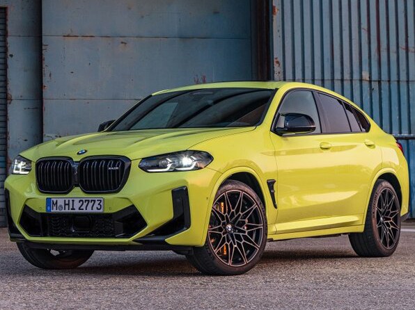 BMW X4 (G02 рестайлинг, 2021 - 2022 г.в.): вид спереди сбоку у здания