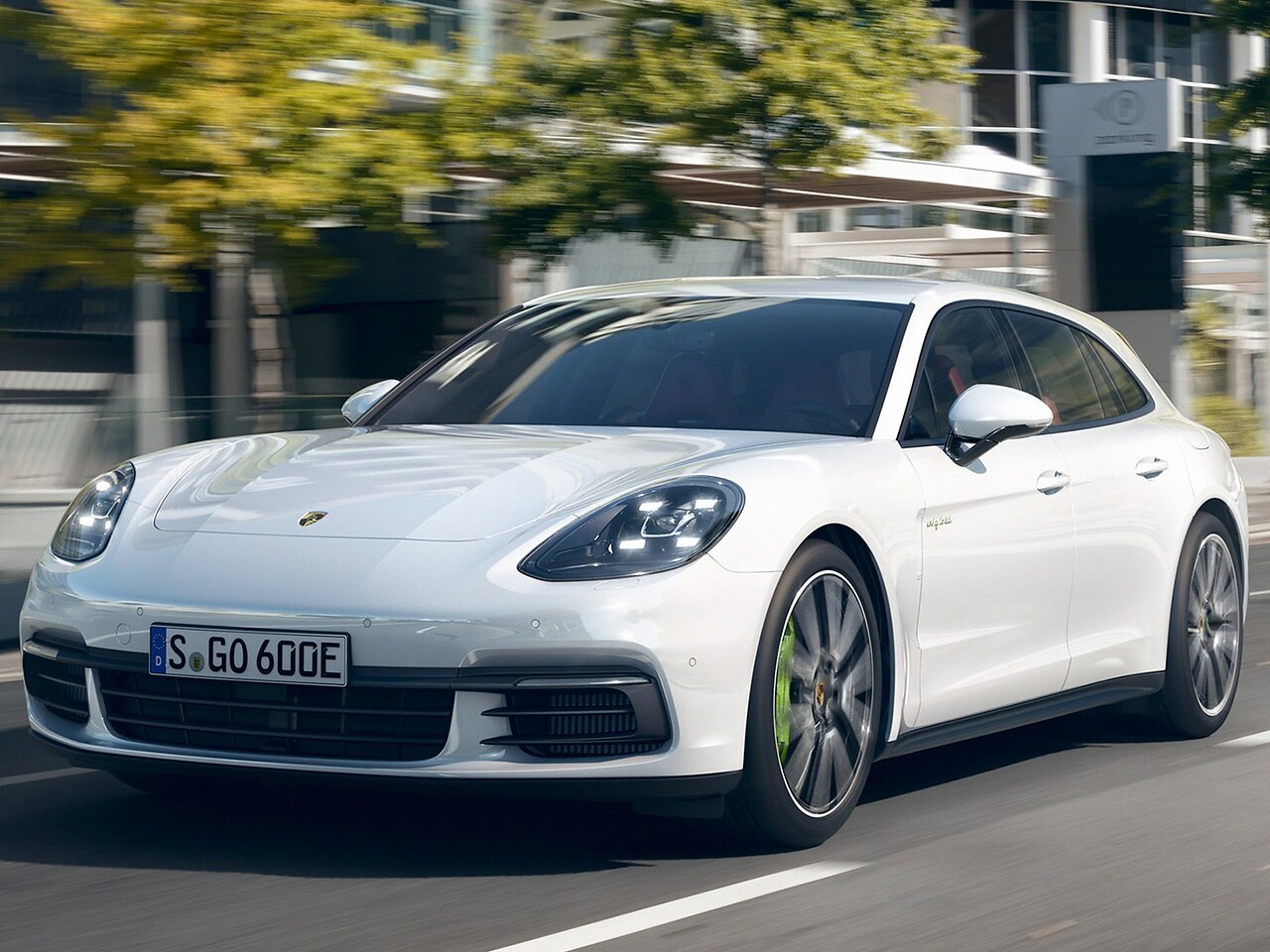 Porsche Panamera универсал (II поколение, 2017 - 2020 г.в.): вид спереди сбоку на улице