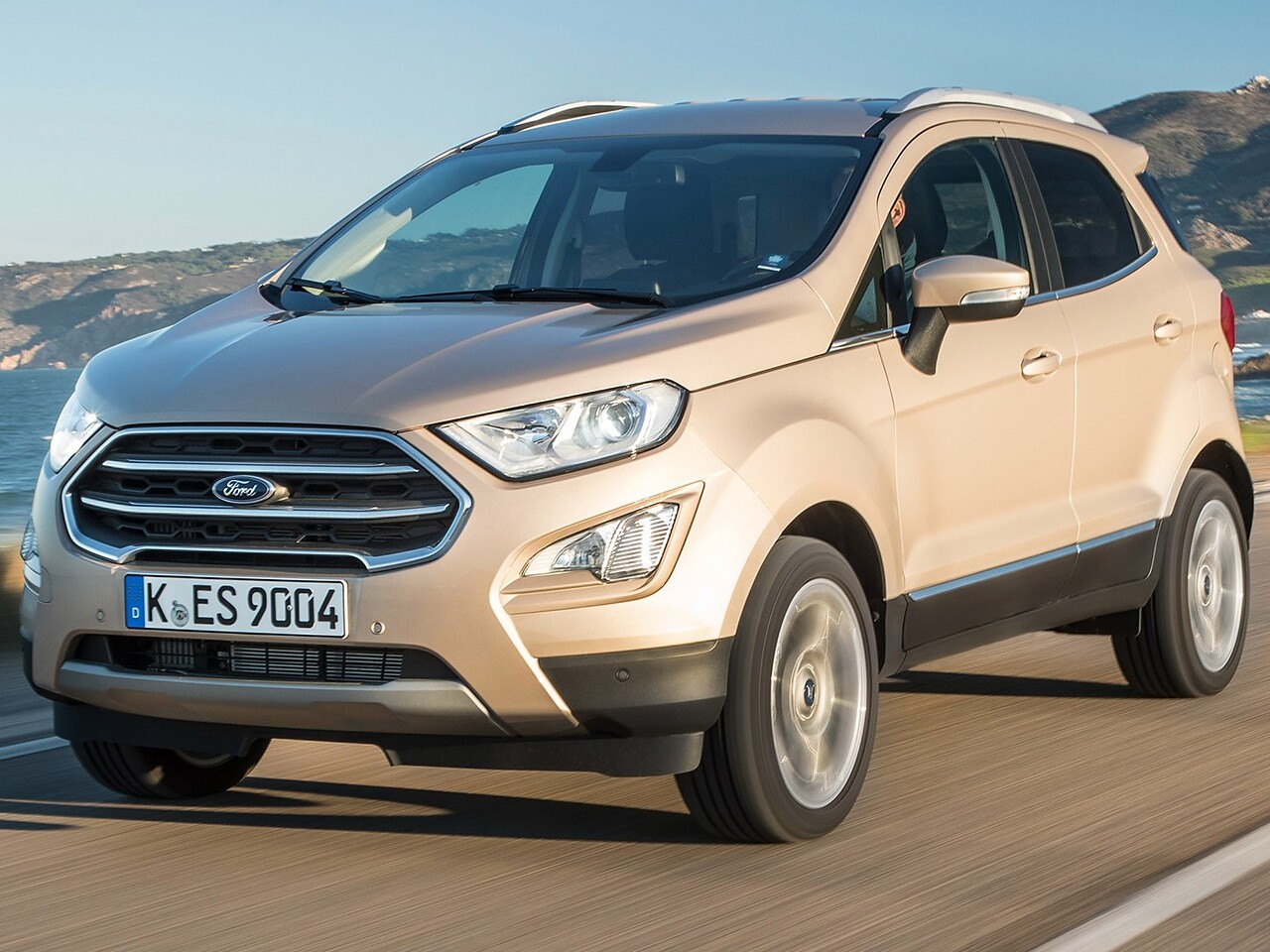Ford EcoSport кроссовер (II поколение рестайлинг, 2017 - 2019 г.в.): вид спереди сбоку у здания