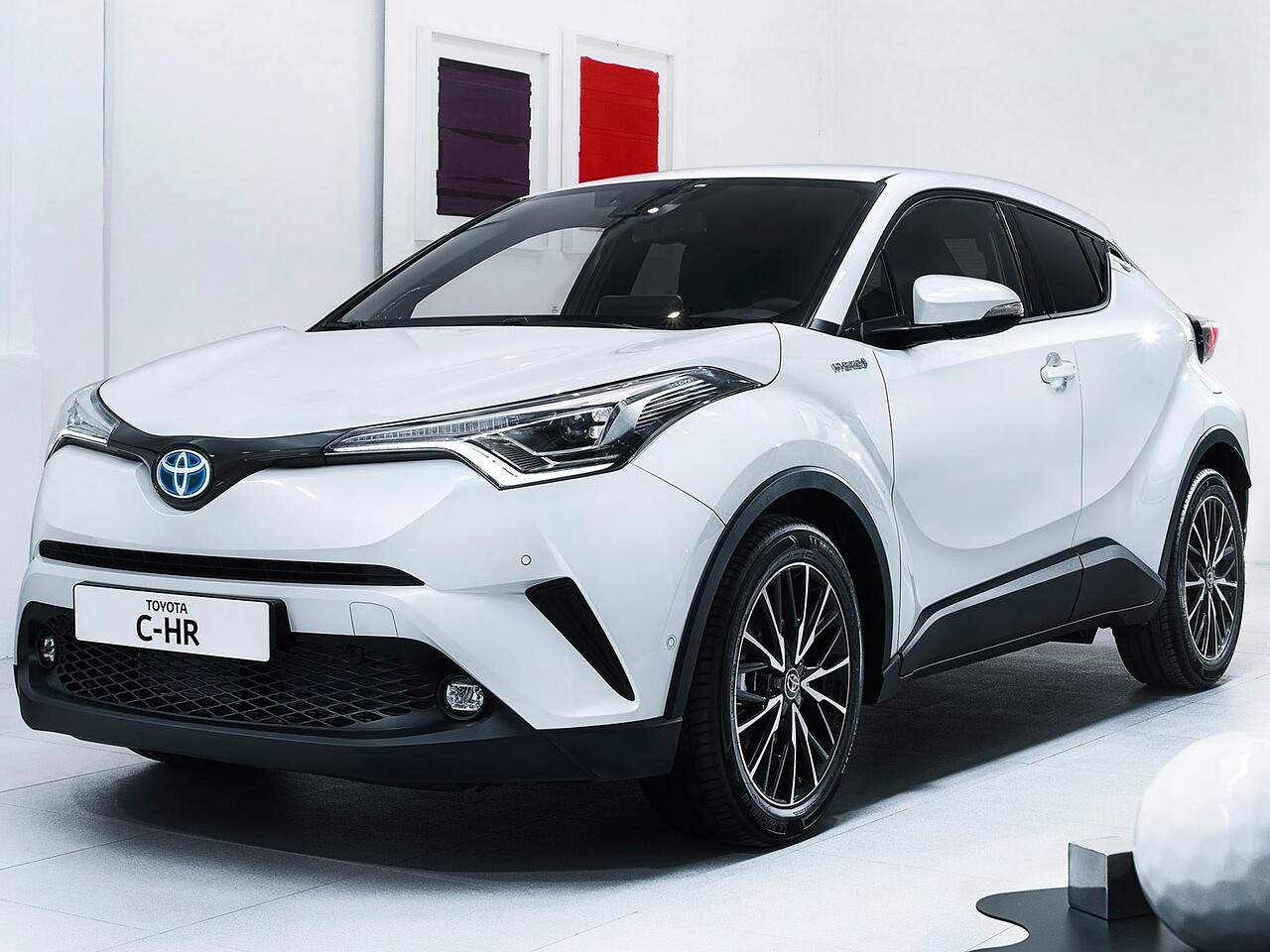 Toyota C-HR (I поколение, 2016 - 2019 г.в.): вид спереди сбоку