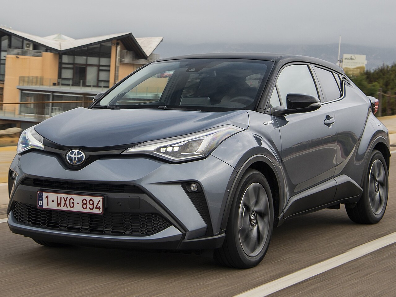 Toyota C-HR 2.0 AT GR Sport: вид спереди сбоку на дороге