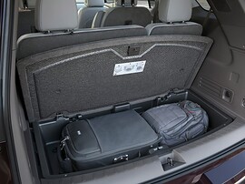 Chevrolet Traverse кроссовер 3.6 AT Premier: ниша в багажнике