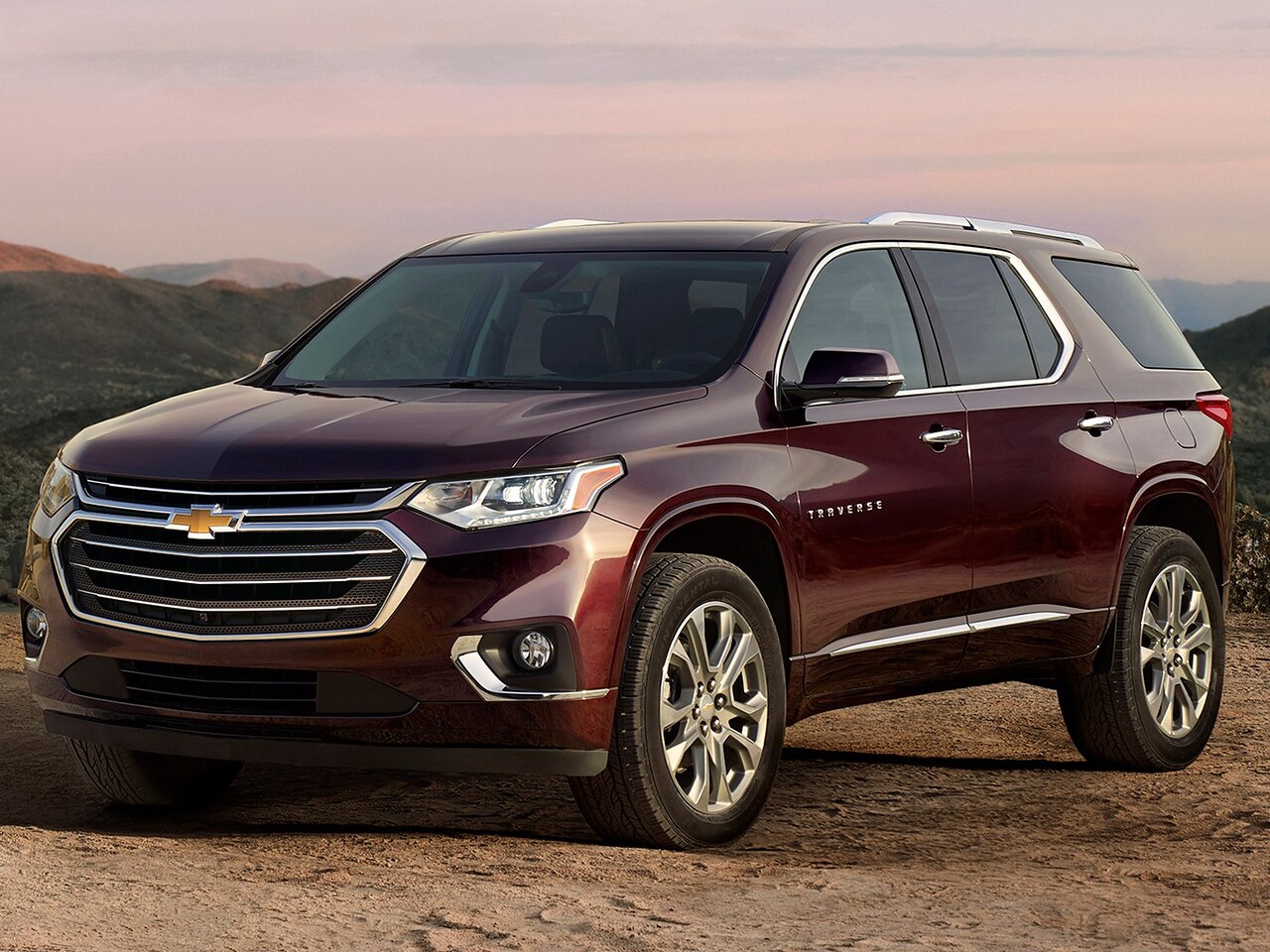 Chevrolet Traverse кроссовер 3.6 AT Premier: вид спереди сбоку на природе