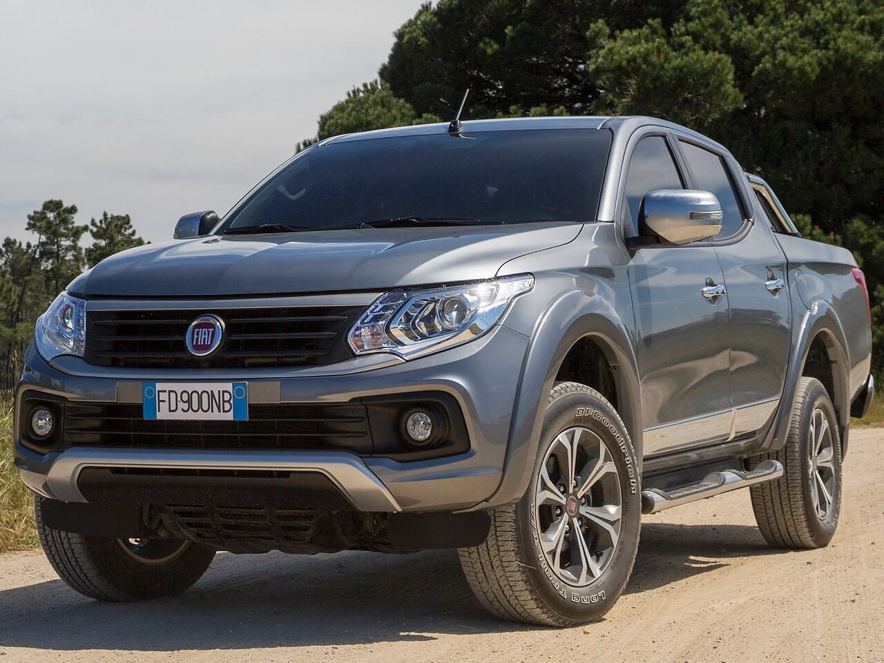 FIAT Fullback (I поколение, 2015 - 2020 г.в.): вид спереди сбоку на дороге