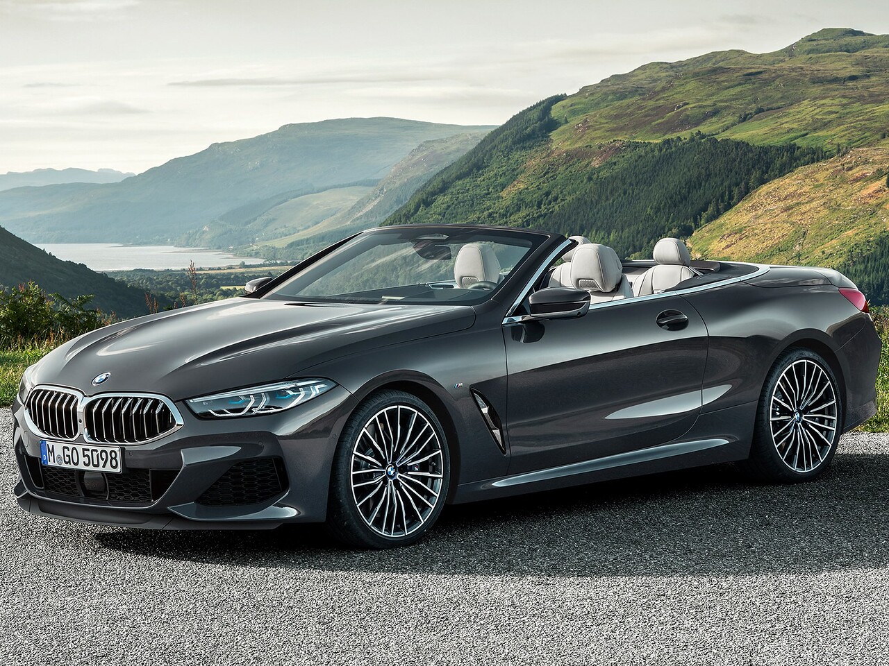BMW 8-я серия кабриолет (G14, 2018 - 2022 г.в.): вид спереди сбоку на дороге