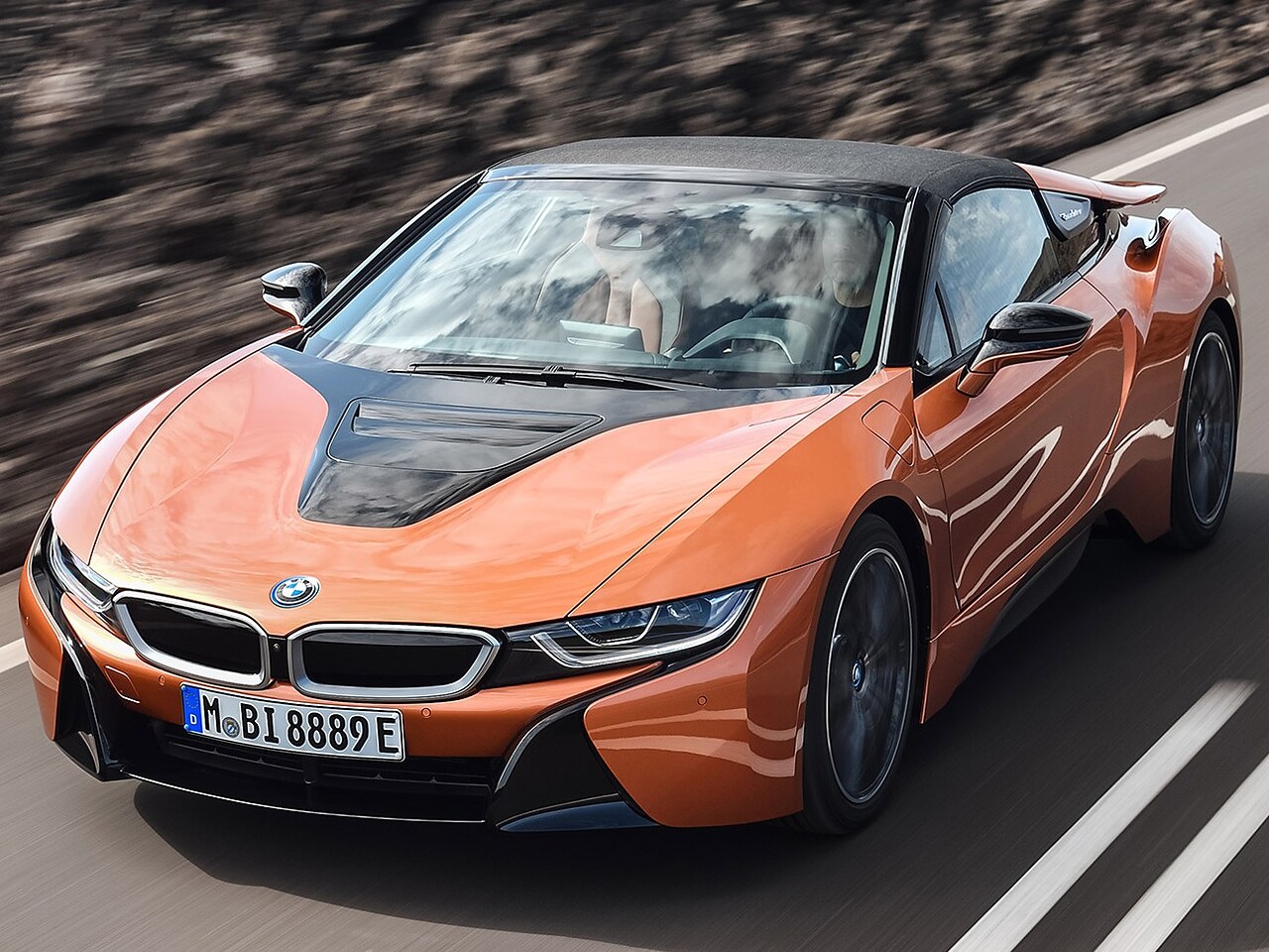 BMW i8 родстер (I поколение рестайлинг, 2017 - 2020 г.в.): вид спереди сбоку на дороге