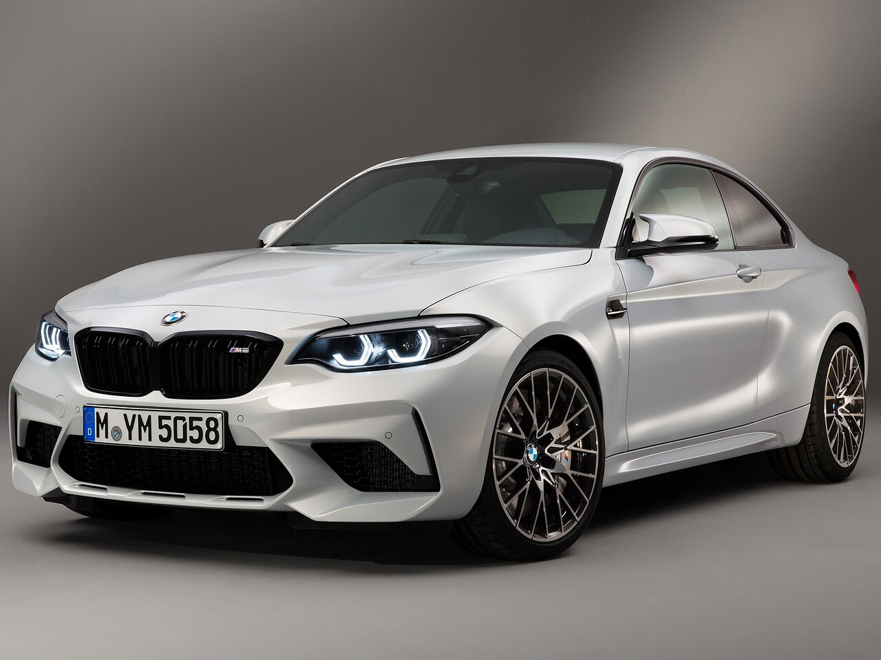BMW M2 купе 3.0 AT CS: вид спереди сбоку