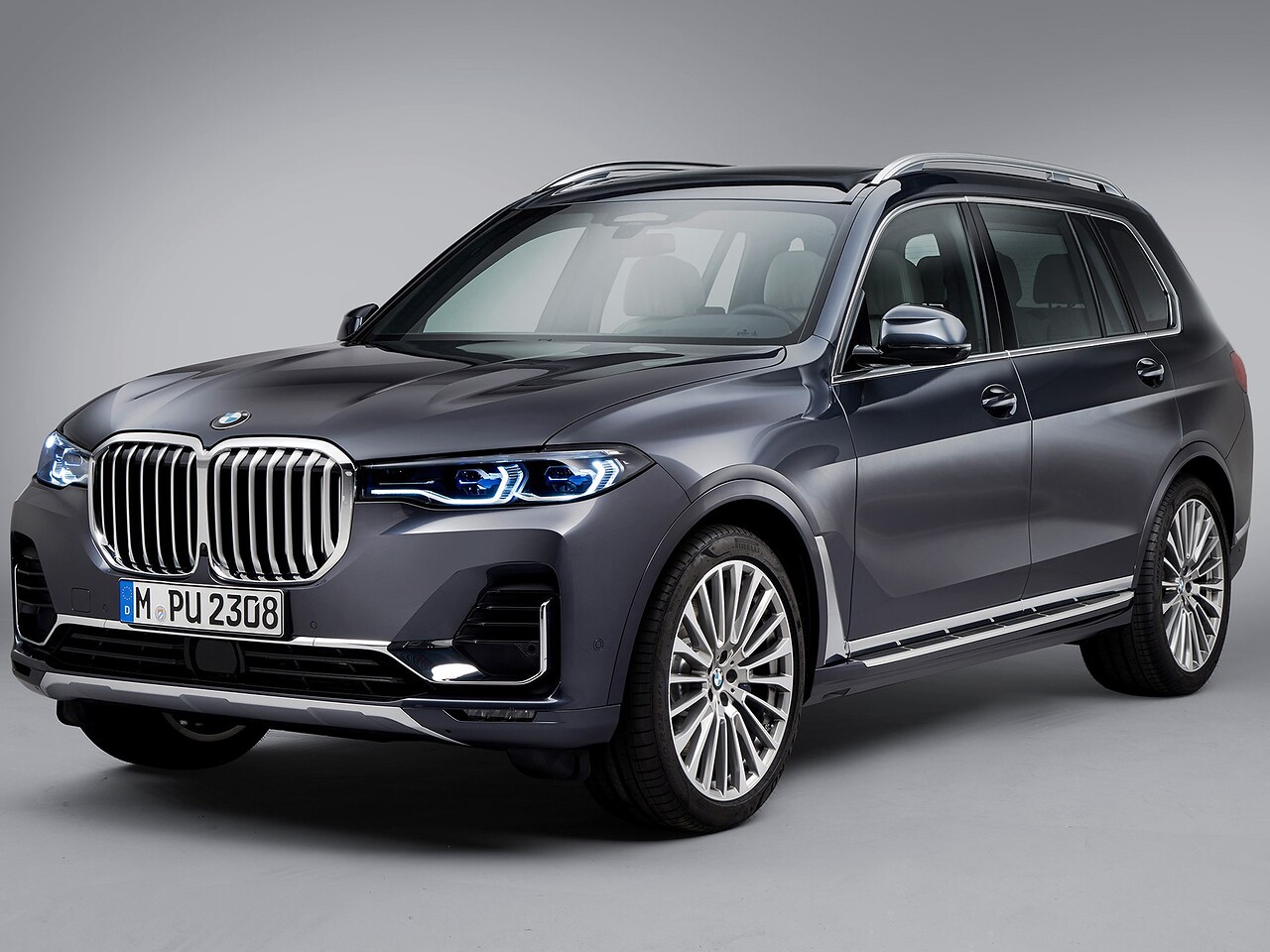 BMW X7: вид спереди сбоку